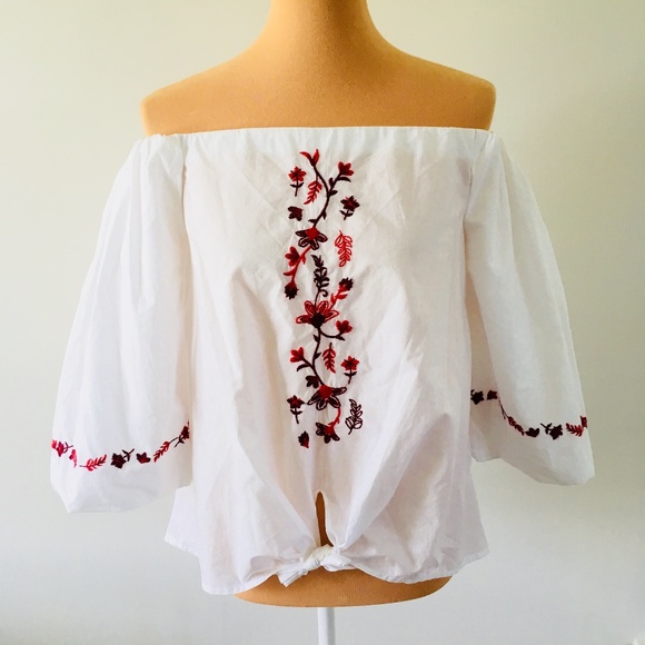 beachlunchlounge Tops - NWT! BeachLunchLounge Off Shoulder Embroidered Top